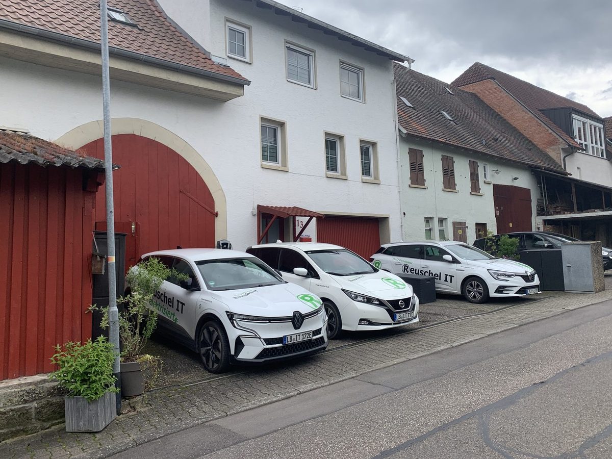 Drei Firmenfahrzeuge von Reuschel IT vor dem Firmensitz in Cleebronn